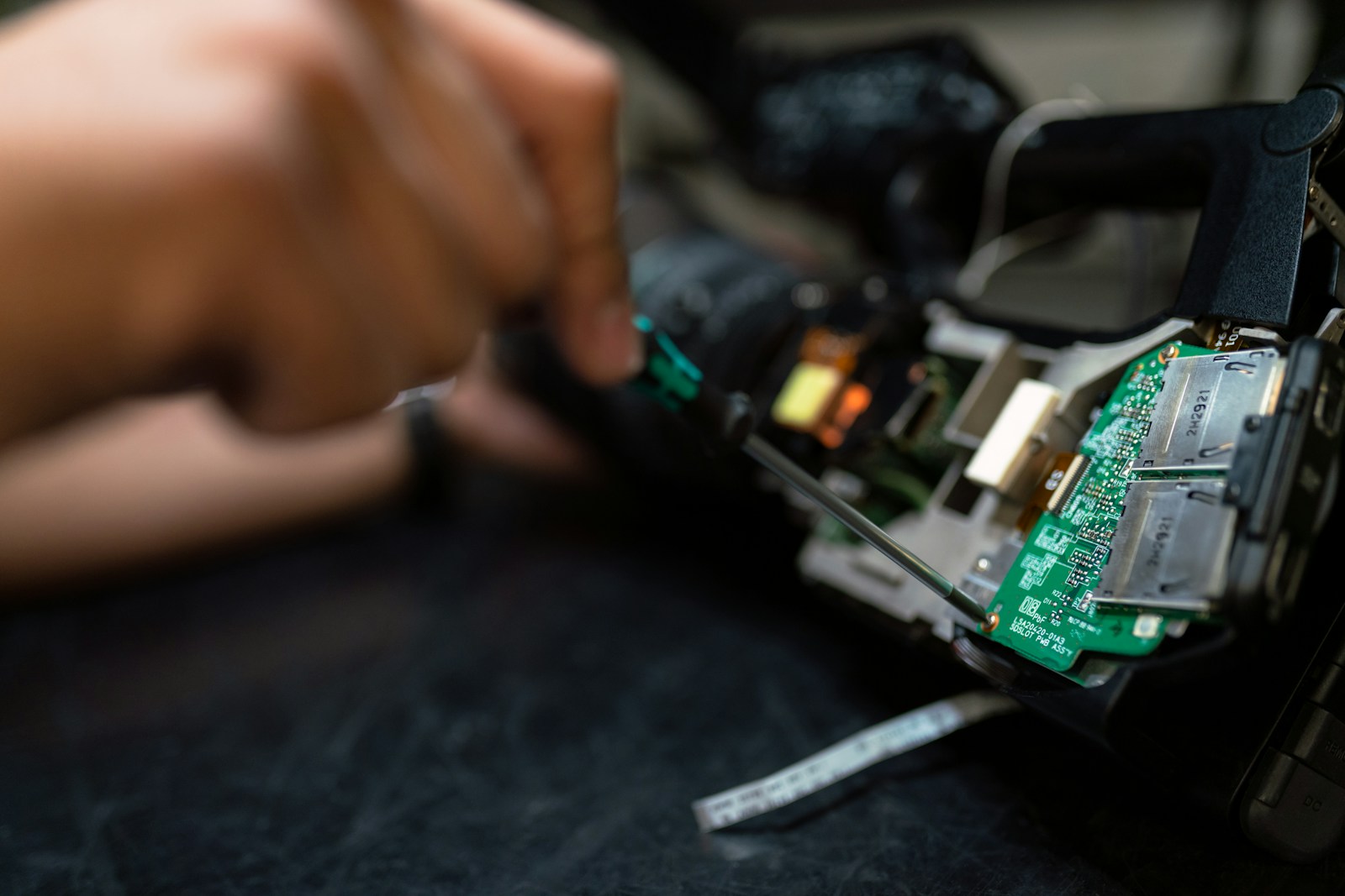 Réparation électronique et pièces détachées en atelier